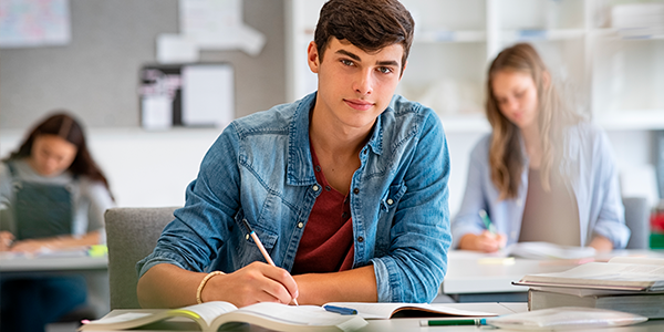 Aluno do Colégio Talento estuda para Vestibular Unicamp 