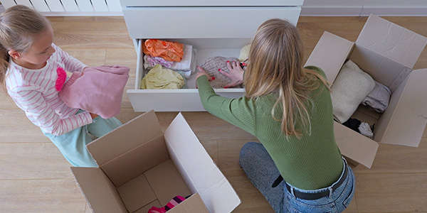 mãe e filha organizando gaveta