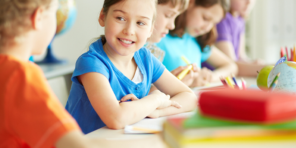 Criança no Colégio Talento sorri e escola trabalha as inteligências múltiplas na formação escolar