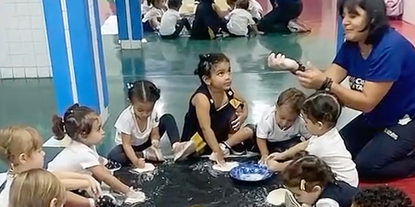 crianças brincando de massinha na aula de artes