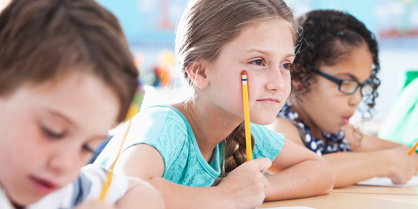 Crianças estudando no Ensino Fundamental do Colégio Talento e pensando no futuro. 