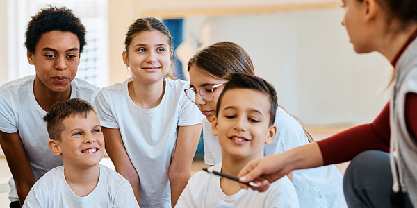 Alunos brincam na educação física do Colégio Talento. 