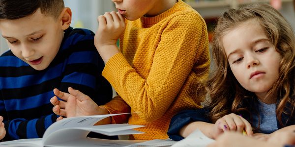 Alunos estudando e o Colégio Talento orienta sobre TDAH. 