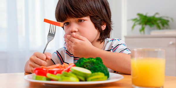 criança comendo salada 