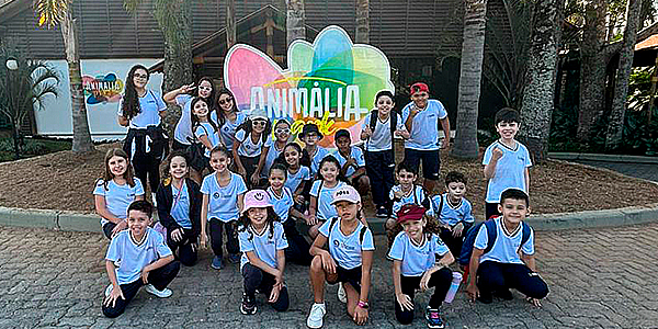 Alunos posam em frente ao animalia park